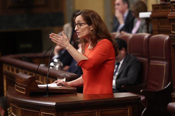 A Ministra da Saúde, Mónica García, fala durante uma sessão plenária no Congresso dos Deputados em 20 de março de 2025, em Madri (Espanha). PP, Vox, Junts e PNV podem acabar com a proteção do lobo ao norte do Douro no Congresso dos Deputados da Espanha.