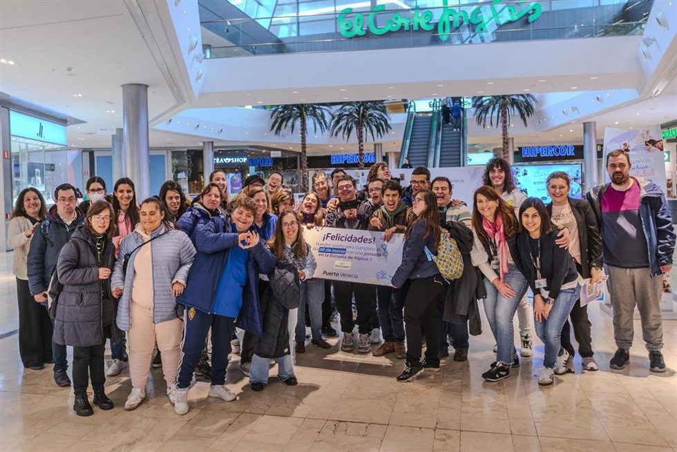 Fundación Down Zaragoza cumple uno de sus sueños gracias a Puerto Venecia y Beds.