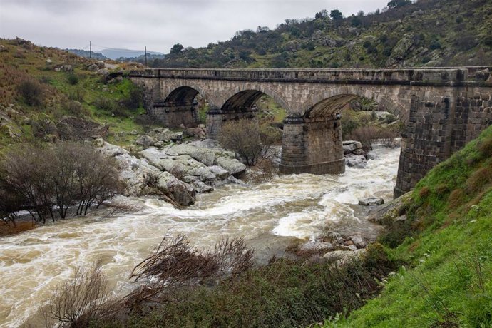 Vista del río Alberche a su paso por El Tiemblo, a 19 de marzo de 2025, en Ávila.