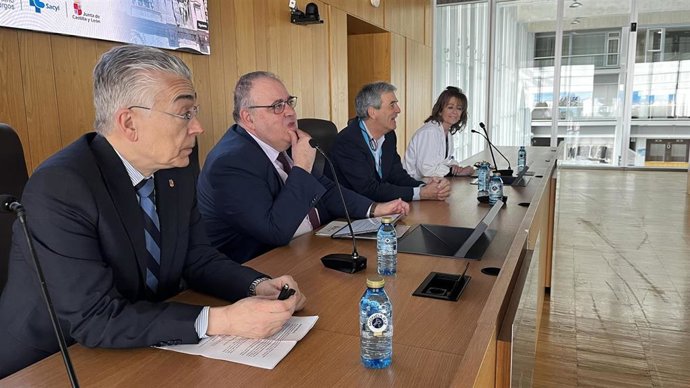 El consejero de Sanidad, Alejandro Vázquez (segundo por la izda), junto con los coordinadores del curso y el delegado de la Junta en Burgos