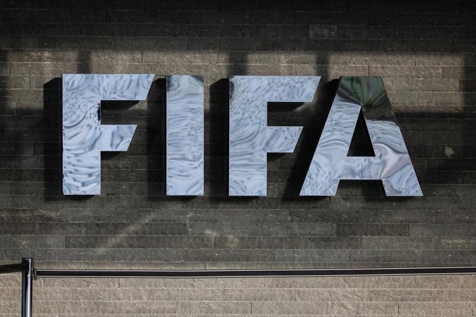 Archivo - FILED - 13 de dezembro de 2024, Suíça, Zuerich: O logotipo da FIFA na fachada da sede da entidade em Zurique. Lise Klaveness, chefe da federação norueguesa de futebol, criticou a entidade máxima do futebol mundial, a FIFA, e planeja se candidata