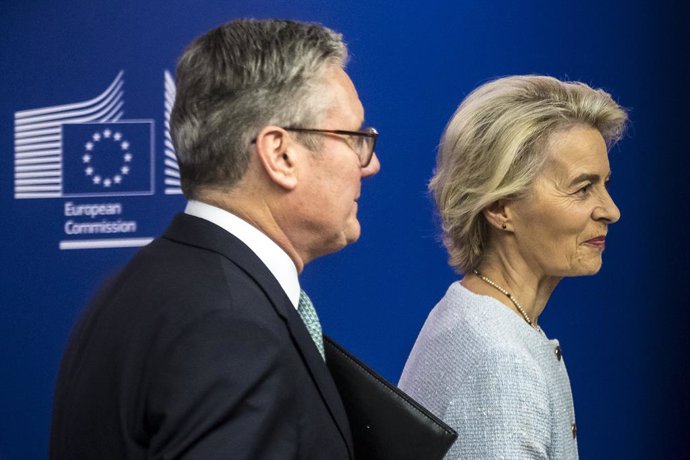 Archivo - October 2, 2024, Brussels, Bxl, Belgium: Ursula Von der Leyen , the president of the European Commission (R) and Keir Starmer, Prime Minister of the United Kingdom prior to the bilateral meeting at European Commission headquarters in Brussels, B