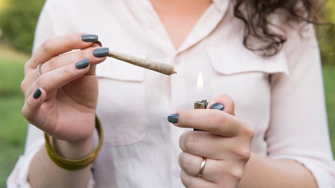 Archivo - Arquivo - Mulher acendendo um baseado.