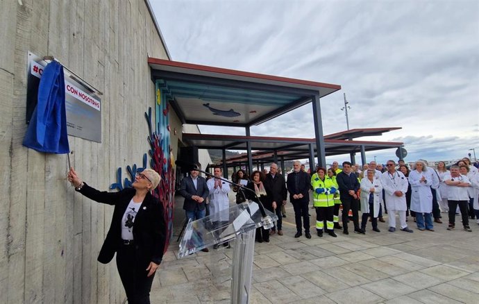 La consejera de Salud, Concepción Saavedra, en el acto institucional para la retirada del cartel 'Contad con nosotr@s', colgado en la entrada de Urgencias del HUCA al inicio de la pandemia.