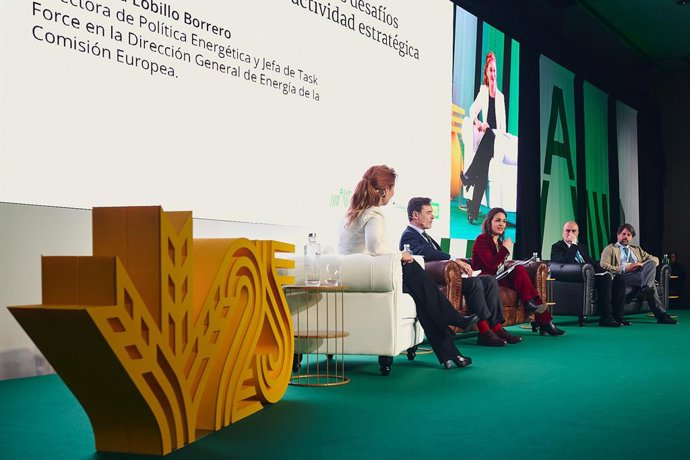 El encuentro 'Alimental Andalucía 2025' de Caja Rural analiza los retos agroalimentarios de la región.
