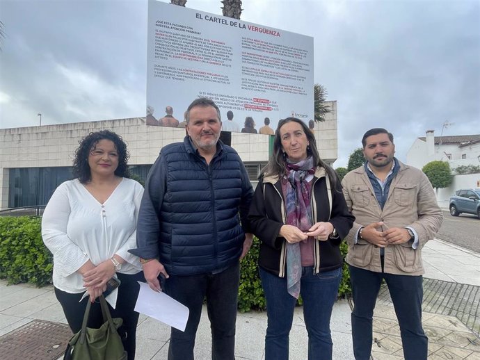 Visita de cargos de Vox a la zona del consultorio de la Entidad Local Autónoma (ELA) de Encinarejo.