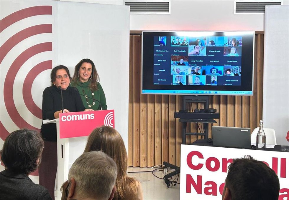 Las coordinadoras de los Comuns, Gemma Tarafa y Candela López, intervienen ante el Consell Nacional del partido