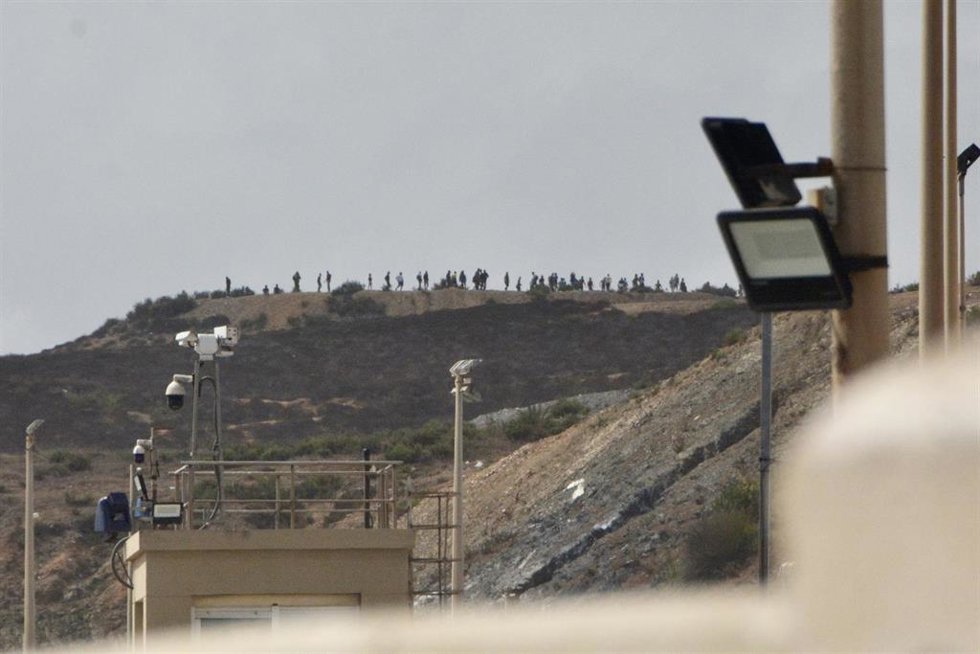 Archivo - La frontera del Tarajal, a 15 de septiembre de 2024, en Ceuta (España). Los Cuerpos y Fuerzas de Seguridad del Estado en Ceuta están cerrando de forma intermitente la frontera que separa la ciudad autónoma de Marruecos ante el intento de entra