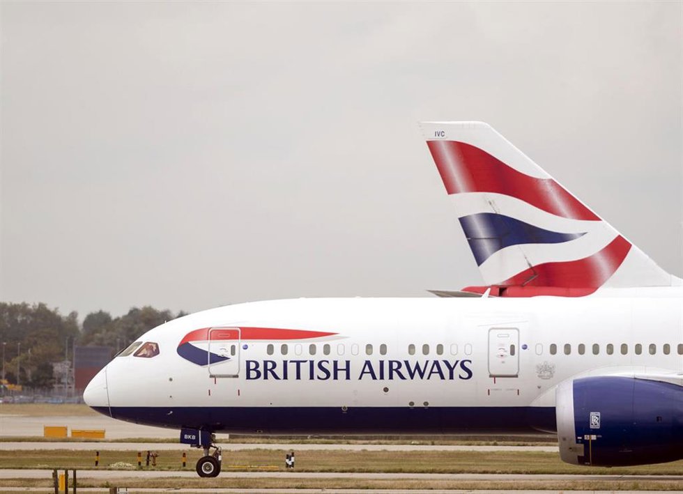 Archivo - Un avión de British Airways en el aeropuerto de Heathrow.