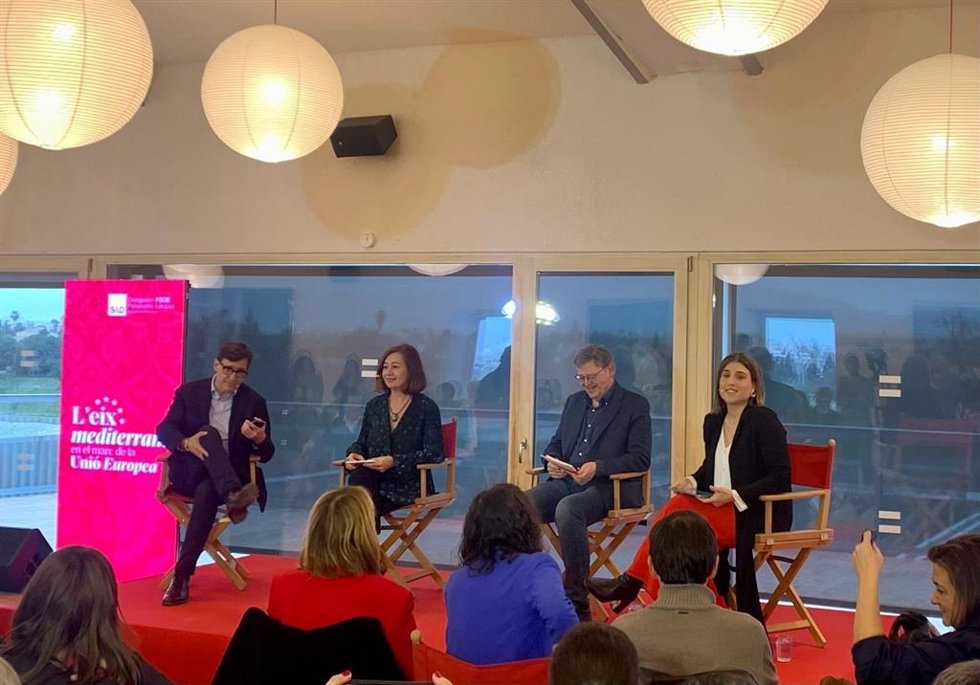 La secretaria general del PSIB-PSOE, Francina Armengol, el primer secretario del PSC y presidente de la Generalitat de Catalunya, Salvador Illa, y el expresidente de la Generalitat Valenciana y exsecretario general del PSPV, Ximo Puig, en el acto.