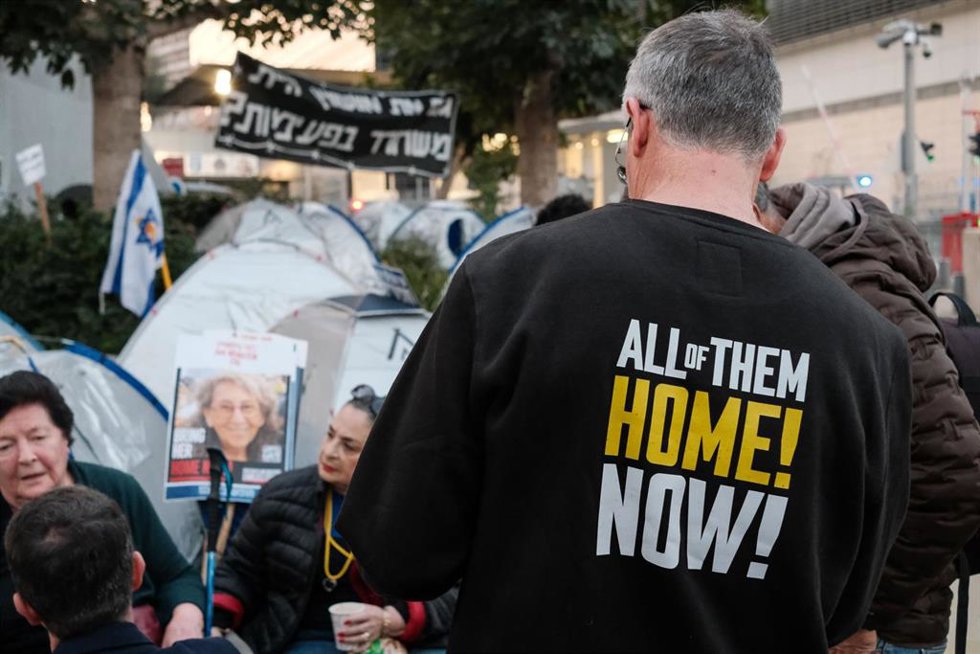 Imagen de archivo de familiares de rehenes de Hamás en una plaza en Israel