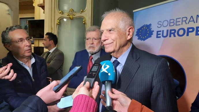 El ex Alto Representante de la Unión para Asuntos Exteriores y Política de Seguridad, Josep Borrell, atiende a los medios antes de pronunciar una conferencia en Badajoz