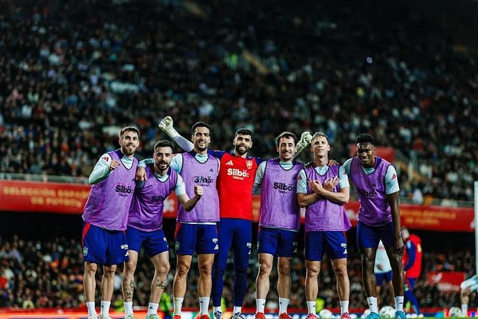 Mais de 20.000 torcedores comparecem para apoiar a seleção espanhola no Mestalla.