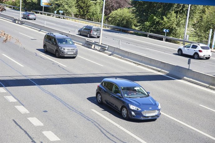 Archivo - Varios coches circulan por la A3, a 18 de agosto de 2024, en Madrid (España). La Dirección General de Tráfico (DGT) ha previsto 8,2 millones de desplazamientos de largo recorrido coincidiendo con la operación del 15 de agosto, considerado el pue