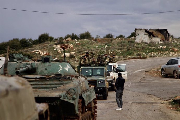 Archivo - HOMS, Feb. 7, 2025  -- Syrian fighters are seen during an operation in the village of Hawik, central province of Homs, Syria, on Feb. 7, 2025. Syria's interim Defense Ministry announced on Thursday that its forces are continuing operations again