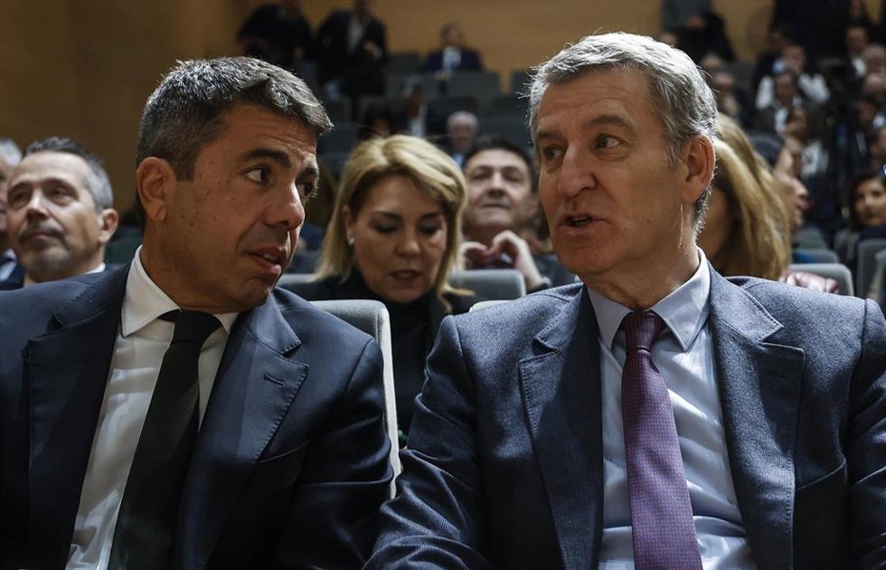 Archivo - El presidente del Partido Popular, Alberto Núñez Feijóo, y el president de la comunidad Valenciana, Carlos Mazón, durante un encuentro empresarial, en la sede de la CEV, a 20 de enero de 2025, en Valencia, Comunidad Valenciana (España).