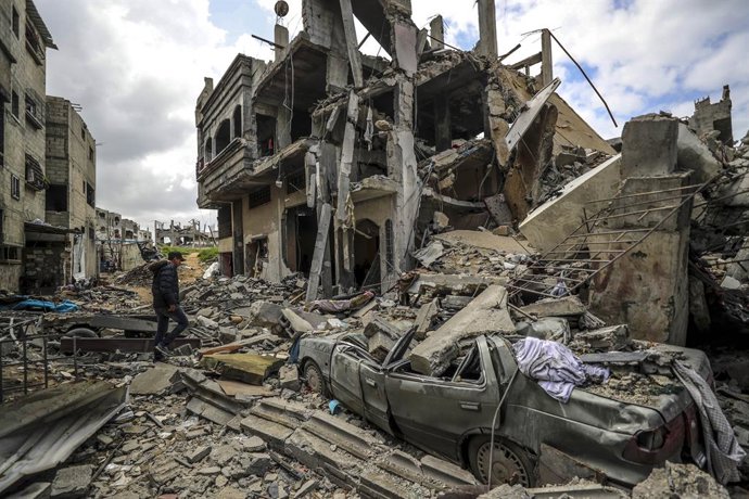 GAZA, 20 de março de 2025 -- Um homem palestino verifica um prédio destruído após um ataque aéreo israelense na cidade de Beit Lahia, no norte da Faixa de Gaza, em 20 de março de 2025. Os militares israelenses disseram na quinta-feira que suas forças havi
