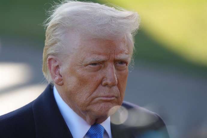 21 de março de 2025, Washington, Distrito de Columbia, EUA: O Presidente DONALD TRUMP sai da Casa Branca para um fim de semana em Bedminster, NJ. O presidente respondeu a algumas perguntas da imprensa antes de embarcar em seu helicóptero.