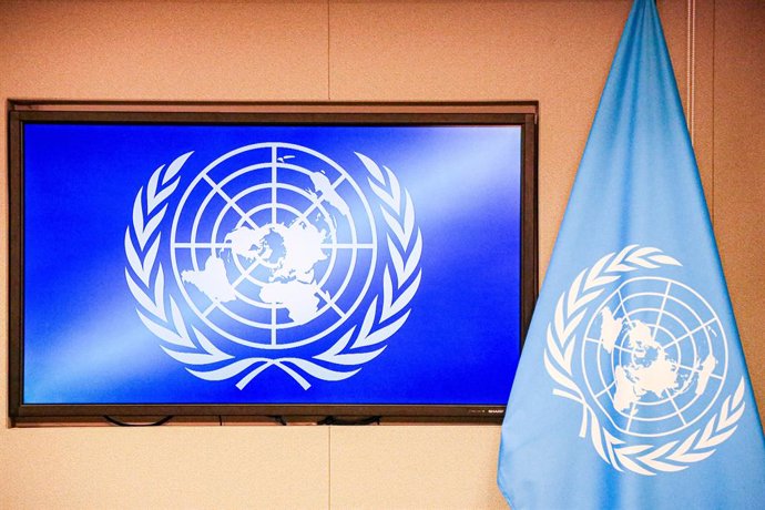 Archivo - February 6, 2025, New York, New York, USA: The United Nations Logo on a screen with the UN flag next to it.