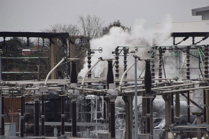 21 de março de 2025, Londres, Inglaterra, Reino Unido: Bombeiros pulverizam a estrutura enquanto a fumaça se espalha após um incêndio na subestação de eletricidade de North Hyde, em Hayes, causando o fechamento do aeroporto de Heathrow, nas proximidades, 