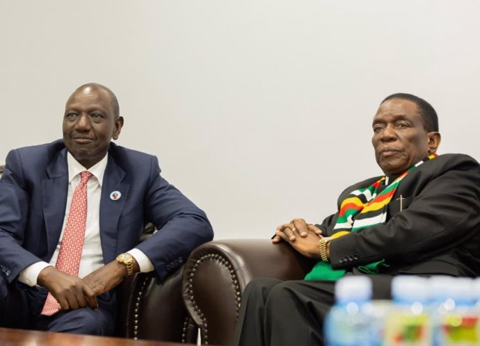 El presidente de Kenia, William Ruto, y el presidente de Zimbabue, Emmerson Mnangagwa