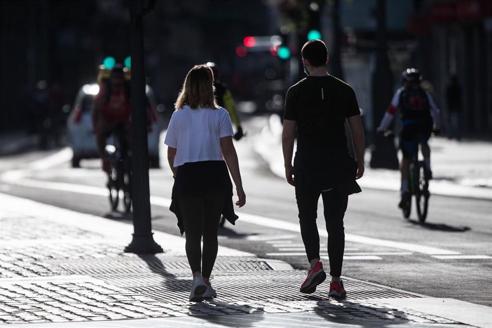 Archivo - Una pareja pasea por las calles de Madrid