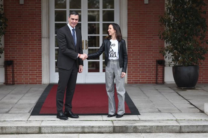 O presidente do governo, Pedro Sánchez, recebe a secretária-geral do Podemos, Ione Belarra, no Palácio Moncloa, em 13 de maro de 2025, em Madri (Espanha).