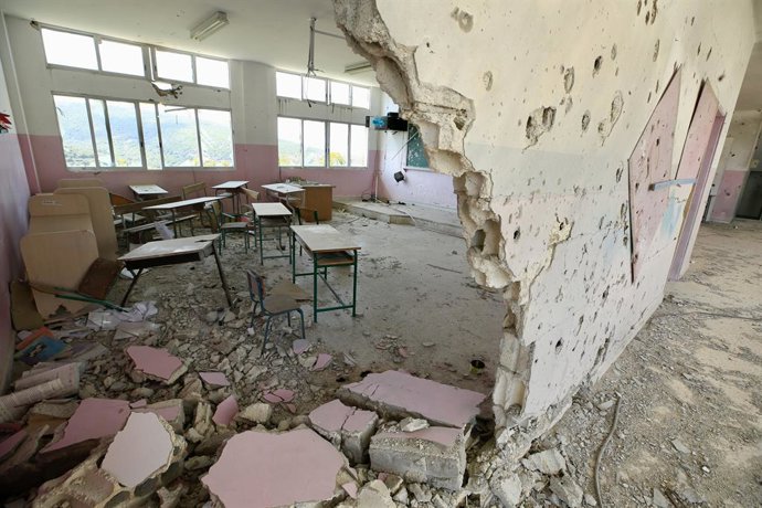 RAMYEH, 6 de maro de 2025 -- Esta foto tirada em 5 de maro de 2025 mostra a destruio deixada pelas operaes militares israelenses em uma escola pública em Ramyeh, no Líbano. PARA IR COM "Reportagem: Libaneses deslocados passam por um Ramad sombrio