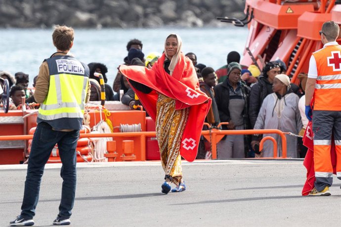 Archivo - Arquivo - Serviços de emergência atendem a migrantes recentemente resgatados de um cayuco, em Puerto Naos, em 4 de janeiro de 2025, em Arrecife, Lanzarote, Ilhas Canárias (Espanha). O Salvamento Marítimo resgatou, na manhã de sábado, nas águas a