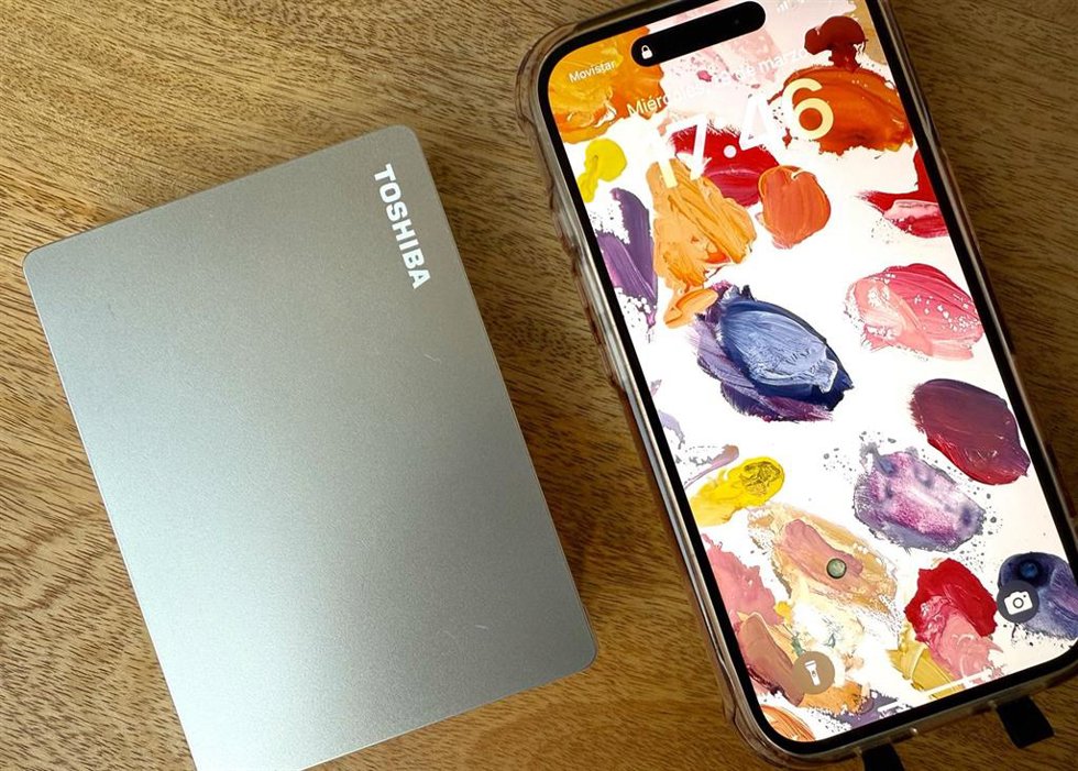 Disco duro Toshiba Canvio Flex junot a un smartphone
