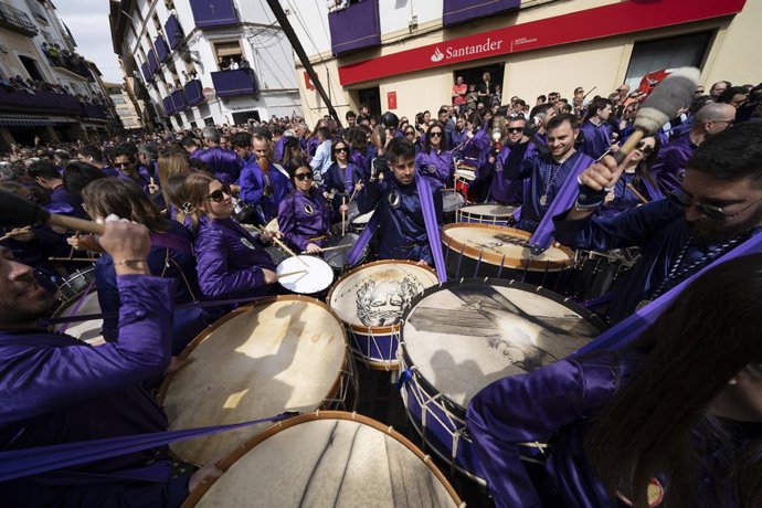 Archivo - Decenas de personas durante la procesión de la Rompida de la Hora de Calanda, 29 de marzo de 2024, en Calanda, Teruel, Aragón (España). 