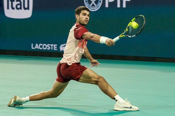 21 March 2025, US, Miami: March 21, 2025, Miami, Florida, USA:Spanish tennis player Carlos Alcaraz returns a shot to Belgian tennis player David Goffin during the mens singles second round at the 2025 Miami Open presented by Itau at Hard Rock Stadium. Pho