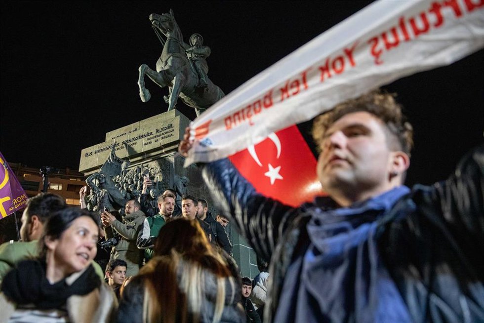 Imagen de archivo de protestas a favor del alcalde de Estambul, Ekrem Imamoglu