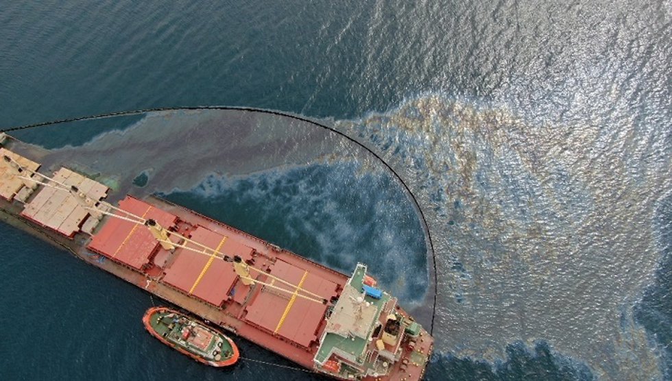 Archivo - El buque OS35 tras el accidente de 2022 en Gibraltar rodeado de una mancha de fueloil tras su fuga.