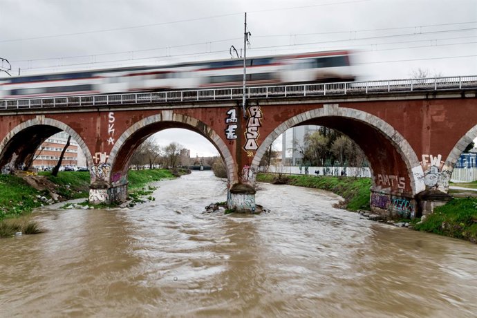 El río Manzanares a su paso por el puente de los Franceses, a 21 de marzo de 2025, en Madrid (España). El alcalde de Madrid, José Luis Martínez-Almeida, ha asegurado que la ciudad se encuentra en situación de "estabilidad" tras las intensas lluvias regist