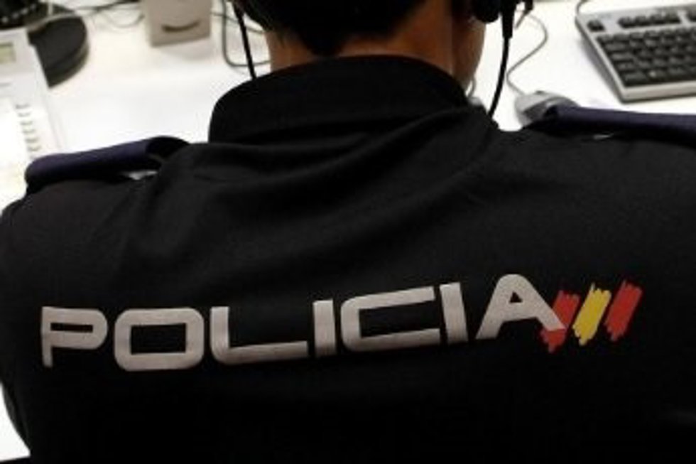 Un agente de la Policía Nacional revisa un ordenador (Archivo)