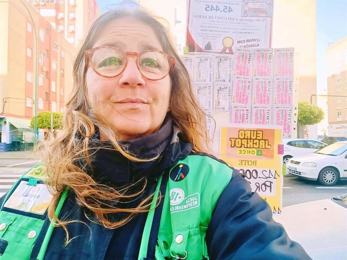 Imagen de la cuponera de la ONCE Mayka Medina en Sevilla.