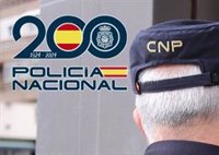 La Policía Nacional salva la vida de un anciano que se había desplomado en la vía pública