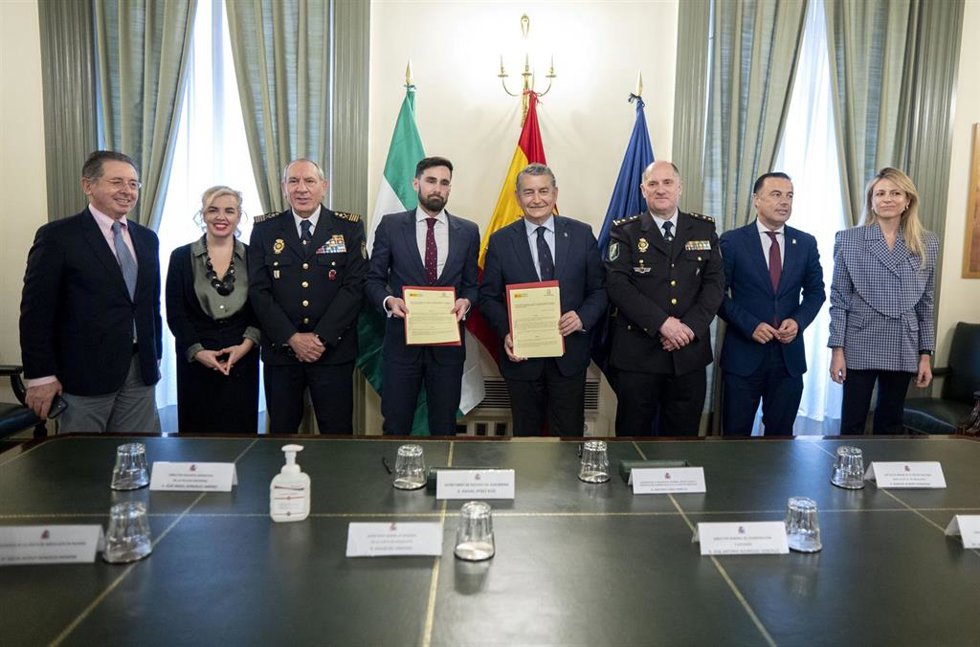 Archivo - El consejero andaluz de la Presidencia e Interior, Antonio Sanz, y  el secretario de Estado de Seguridad,  Rafael Pérez, durante la firma del acuerdo de Policía Adscrita
