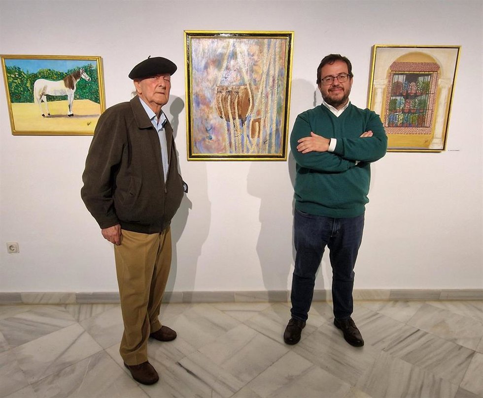 El delegado de Cultura del Ayuntamiento de El Puerto de Santa María, Enrique Iglesias, junto al artista Francisco Morales. 