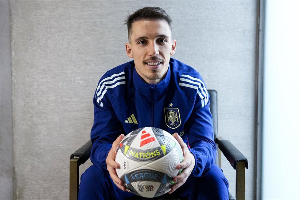 Alejandro Grimaldo posa para Europa Press en la Ciudad del Fútbol de Las Rozas
