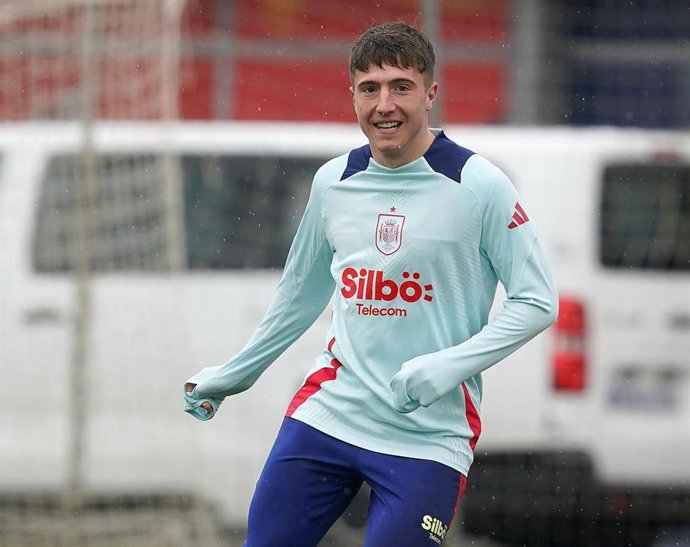 O meio-campista Mikel Jauregizar durante uma sessão de treinamento com a equipe sub-21.