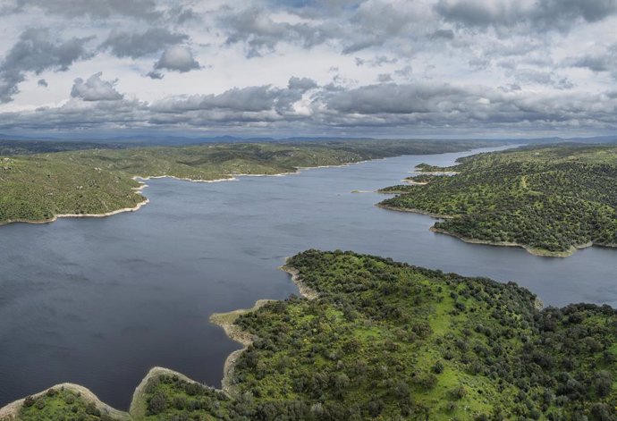 Vista del embalse de Alcántara, a 19 de marzo de 2025, en Cáceres, Extremadura (España).