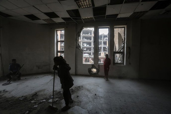 21 de maro de 2025, Cidade de Gaza, Faixa de Gaza, Território Palestino: Palestinos deslocados sentam-se em frente a tendas improvisadas montadas entre os prédios destruídos da Universidade Islmica na Cidade de Gaza em 21 de maro de 2025. Israel bomb