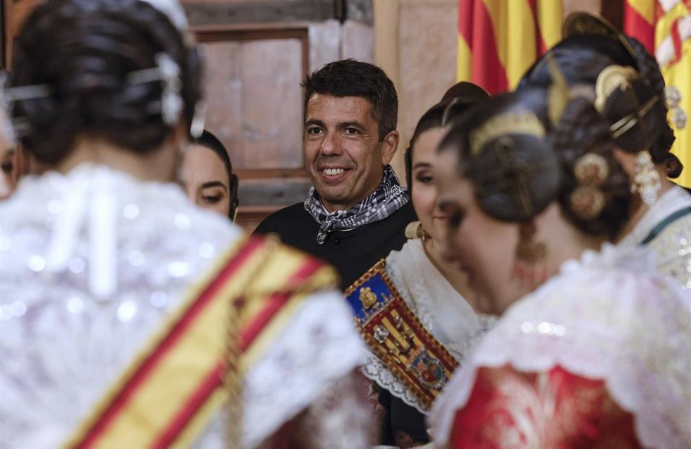 El presidente de la Generalitat valenciana, Carlos Mazón, durante un encuentro con falleras de la selección especial, en el Palau de la Generalitat, a 17 de marzo de 2025, en Valencia, Comunidad Valenciana (España).
