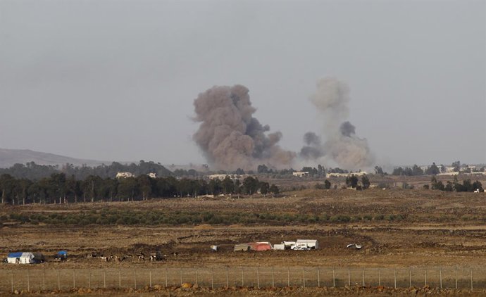 Archivo - GOLAN HEIGHTS, 24 de julho de 2018 Foto tirada em 24 de julho de 2018 das Colinas de Golã, ocupadas por Israel, mostra explosões no lado sírio, perto da linha de cessar-fogo entre a Síria e Israel. Israel atacou um avião de guerra sírio na terça