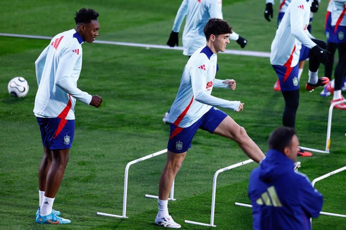 Pau Cubarsi warms up during the training session of Spain Team ahead of the UEFA Nations League match against the Netherlands at Ciudad del Futbol on March 17, 2025, in Las Rozas, Madrid, Spain.