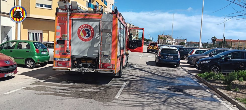 Rescatados dos perros y tres gatos de un incendio en una vivienda en Gandia