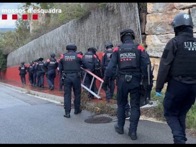 Operativo de los Mossos d'Esquadra en una de las detenciones.