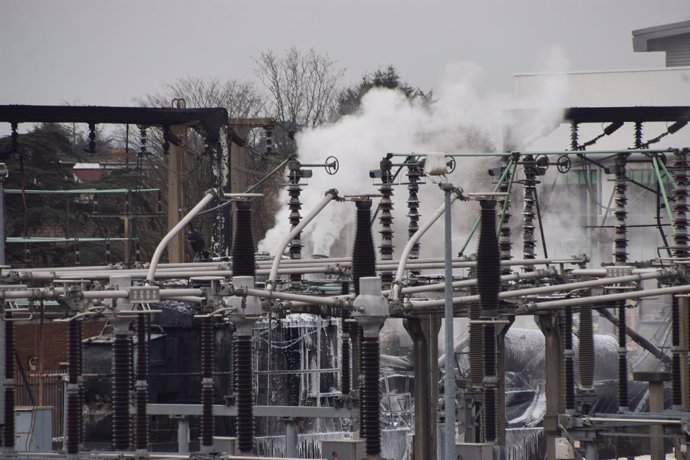 21 de março de 2025, Londres, Inglaterra, Reino Unido: Bombeiros pulverizam a estrutura enquanto a fumaça se espalha após um incêndio na subestação de eletricidade de North Hyde, em Hayes, causando o fechamento do aeroporto de Heathrow, nas proximidades, 